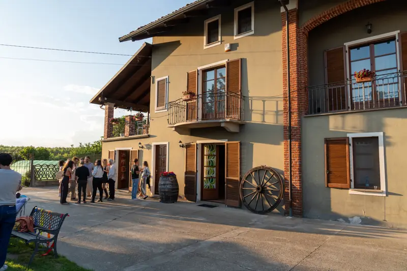 Ospiti in arrivo nel cortile della cascina La Vaca Straca