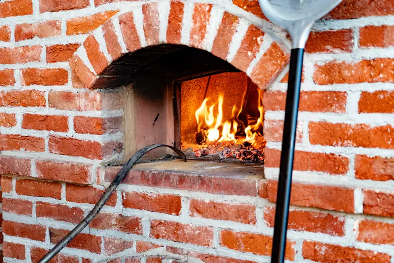 Forno a legna in mattoni acceso