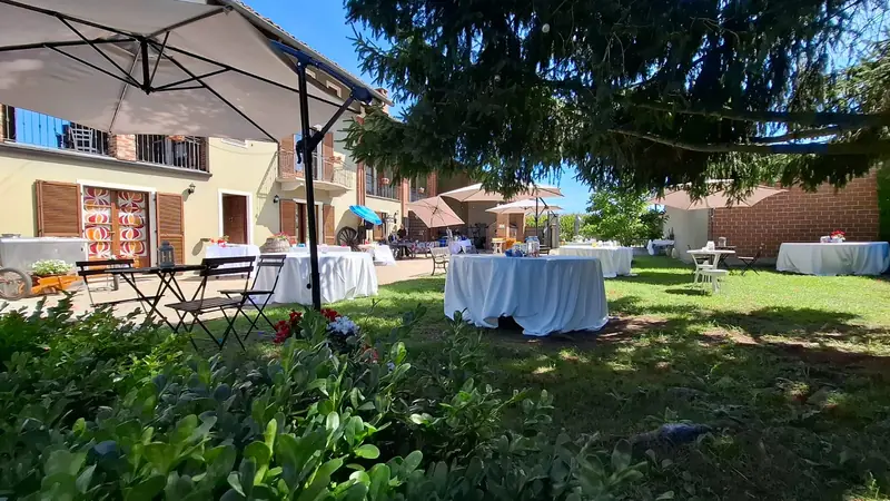 Giardino con ombrelloni e tavoli apparecchiati