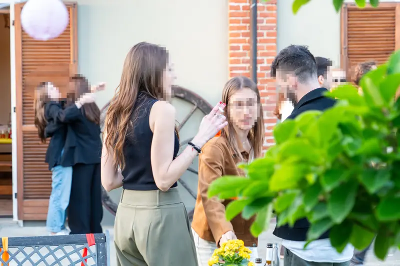 Ragazze che chiacchierano nel cortile durante una festa privata