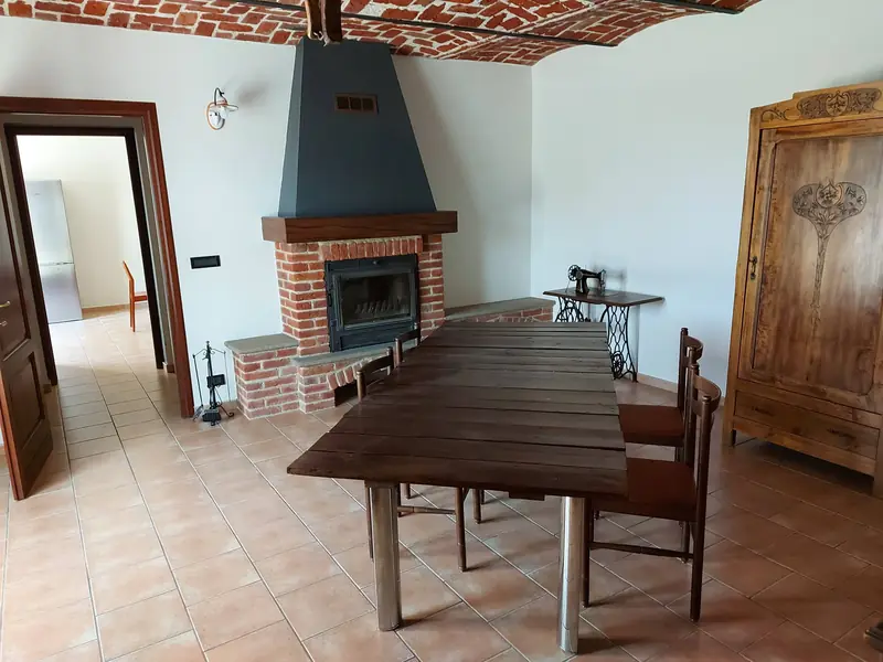Taverna con camino, tavolo lungo e armadio in legno